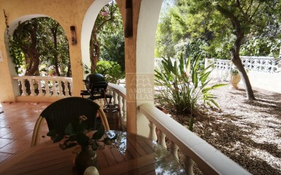 Villa with a guest apartment, swimming pool and spacious outdoor areas in Santa Clara, Altea